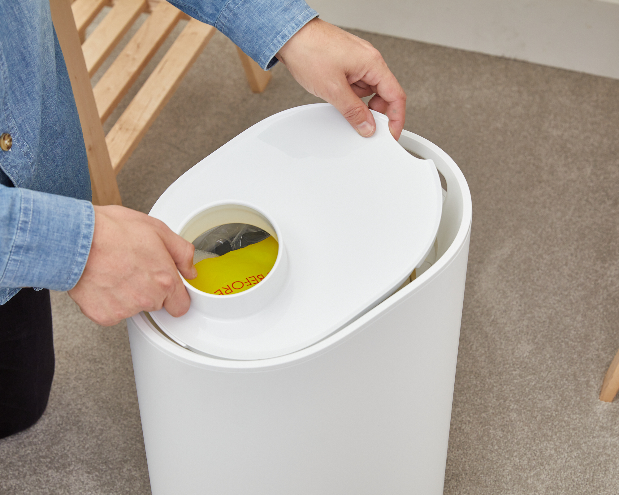 Action shot of the lid being opened, focus on the “notch”.jpg