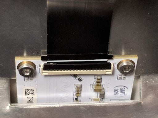 The centeral arm of the cable inserted into its socket